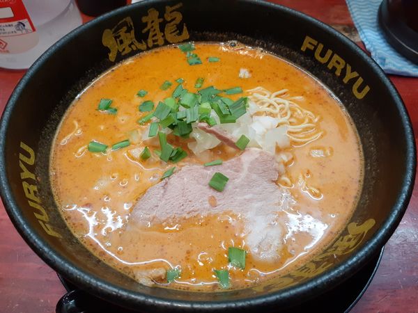 「辛ラーメン、替玉２玉」@とんこつラーメン 博多風龍 渋谷店の写真