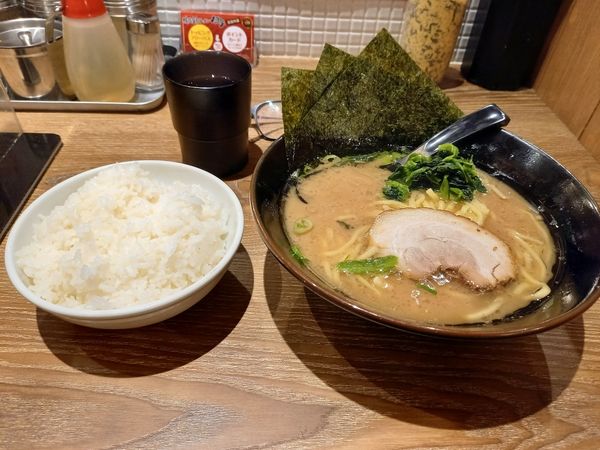 「ラーメン」@横浜家系ラーメン 銀家 川崎銀柳街店の写真