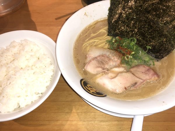 「ラーメン＋ごはん（700+50円）」@燻とん あくた川の写真