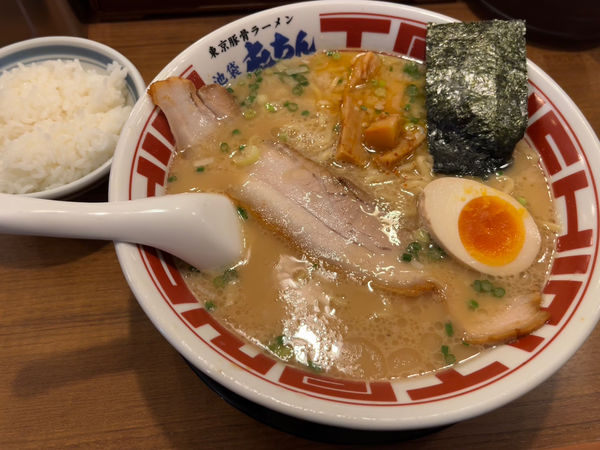 「ラーメン850円+無料ライス」@屯ちん 池袋西口店の写真