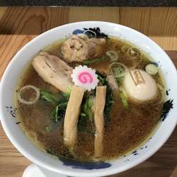 醤油ラーメン中盛りチャーシュー味玉トッピング