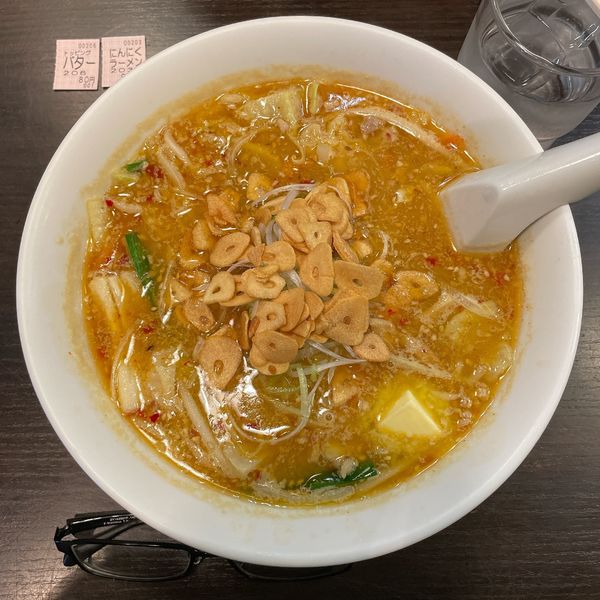 「にんにくラーメン+バター」@けやき すすきの本店の写真