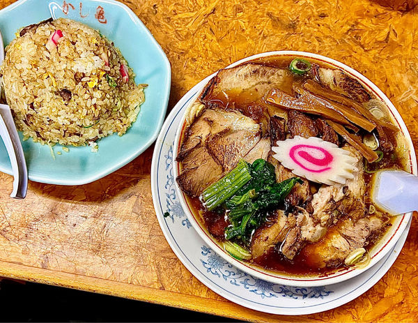 「生姜醤油チャーシューメン + 半チャーハン」@かし亀の写真