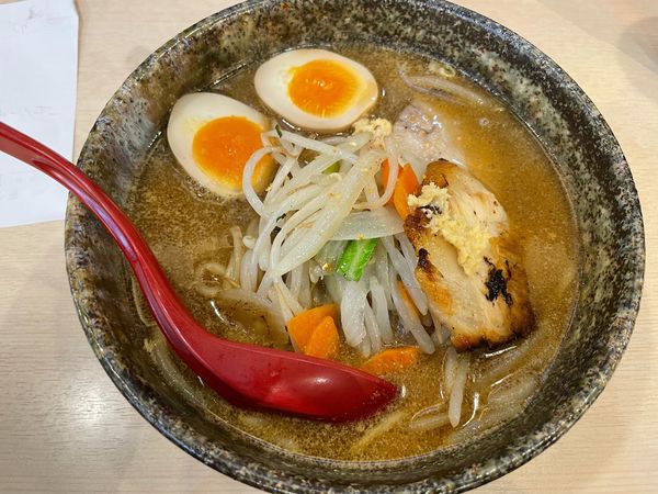 「炎の炙り味噌ラーメン　炙りチャーシュー、煮卵トッピング」@麺乃國 難波千日前店の写真