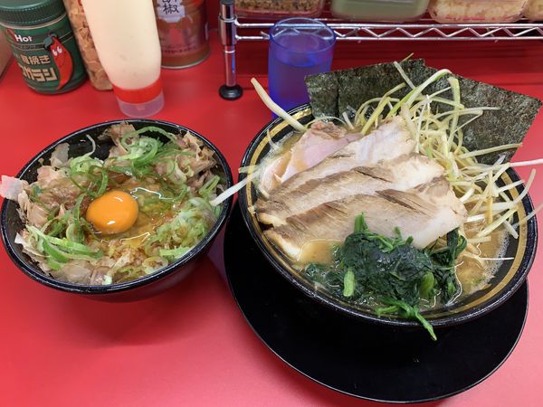 「白ネギラーメン」@家系ラーメン王道家直伝 との丸家 松飛台店の写真