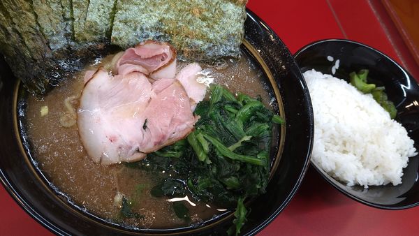 「らーめん、海苔、食べ放題ライス」@らーめん 武虎家 暁 仙川店の写真