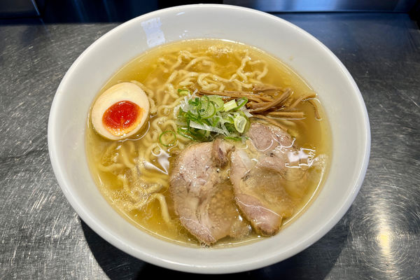 「塩らあめん+チャーシュー丼1000円」@自家製麺 らあめん吟の写真