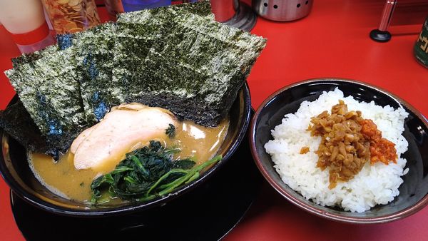「ラーメン¥700+のり¥100+ライス¥100-」@家系ラーメン王道家直伝 との丸家 松飛台店の写真