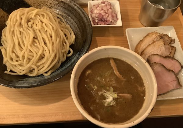 「つけ麺　中盛　+  チャーシュー　+  タマネギ」@つけ麺 大武の写真