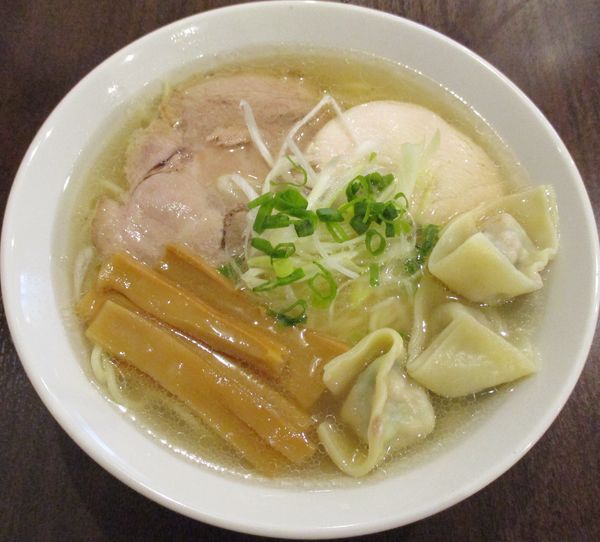 「塩ワンタン麺　並　900円」@自家製熟成麺 吉岡 田端店の写真