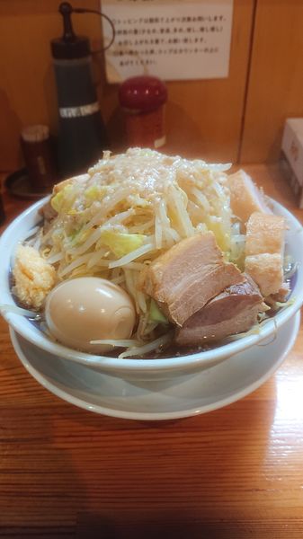 「豚ラーメン味玉  麺大盛  野菜マシ  ニンニク  油」@連の写真