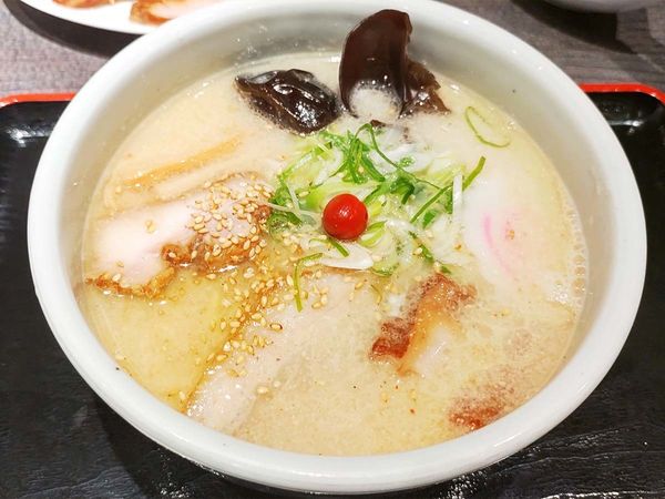 「しおらーめん（トロ肉皿盛り６枚＋味付き玉子）」@らーめん山頭火 旭川本店の写真