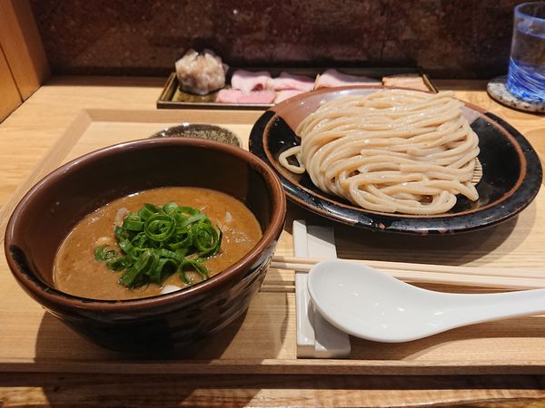 「つけめん(全粒粉麺)＋特選全部乗せトッピング＋塩とスダチ」@中華蕎麦 とみ田の写真