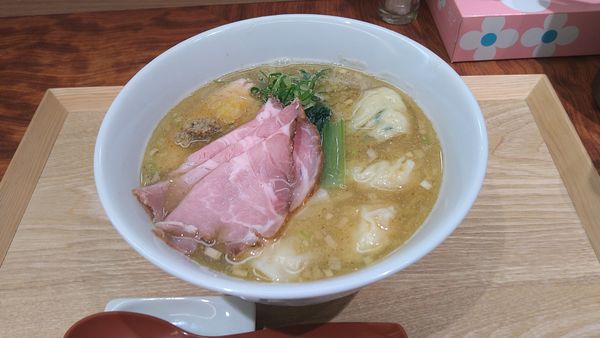 「ワンタン塩そば エビワンタン4個入り¥1100-」@三馬路 東京店の写真