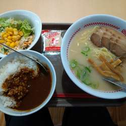 肉入ラーメン（430円）カレーサラダセット（300円）