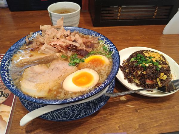 「かつお醤油(¥890)＋黒チャーハン(セット：¥270)」@熟成醤油らーめん ヤマト醤店の写真