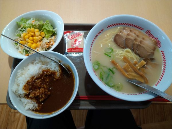 「肉入ラーメン（430円）カレーサラダセット（300円）」@スガキヤ 高辻フィール店の写真