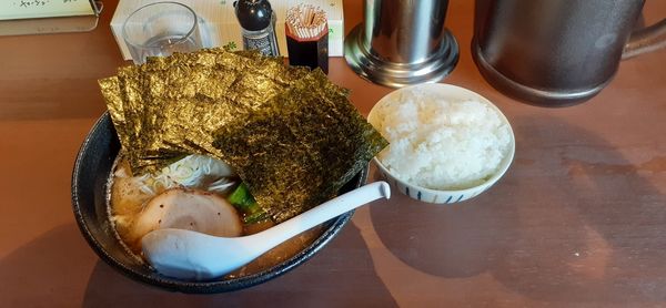 「豚骨醤油ラーメン(並)＋海苔＋味玉＋ライス」@麺処 葵月の写真