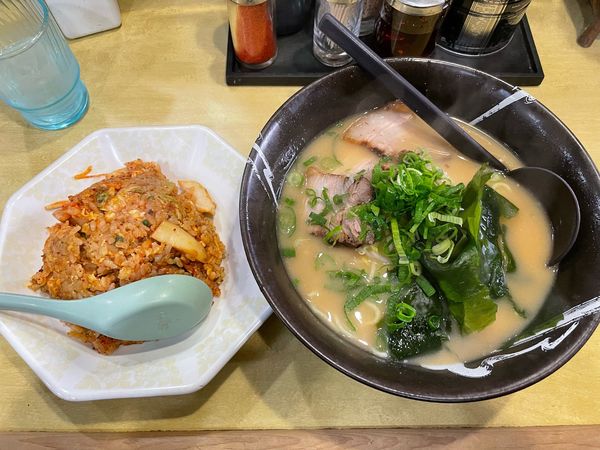「みそわかめラーメン　キムチ炒飯セット」@らーめん 海童の写真