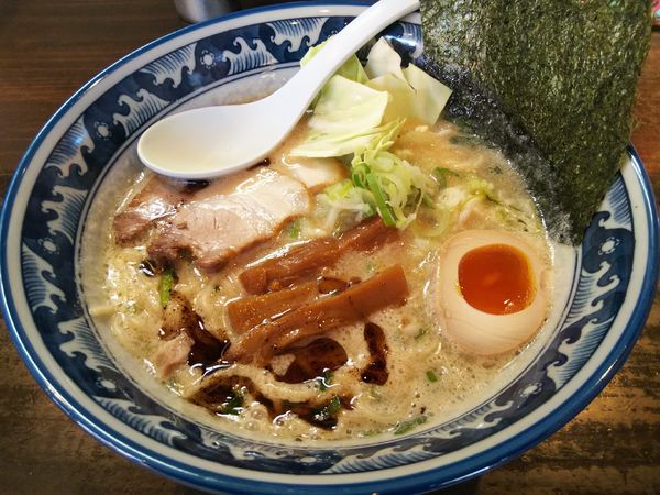 「とんこつ醤油」@餃子食堂 みのわ店の写真