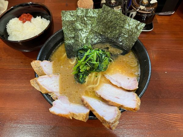 「チャーシューメンカタメ」@横浜家系らーめん 天王家 寒川総本店の写真