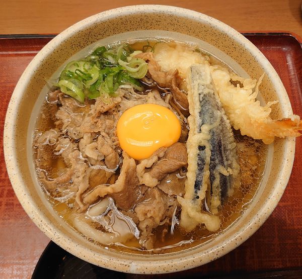 「牛肉うどん+海老天、なす天(1350円)」@実演手打うどん 杵屋 さいたま新都心店の写真