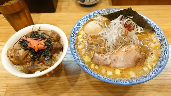 「【限定】酸辛担麺 940円+豚ばらナンコツごはん 350円」@中華そば専門 とんちぼの写真