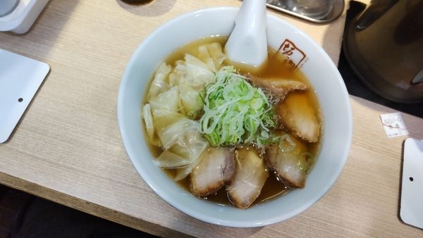 「喜多方ワンタンラーメン」@喜多方ラーメン坂内 新宿西口思い出横丁店の写真