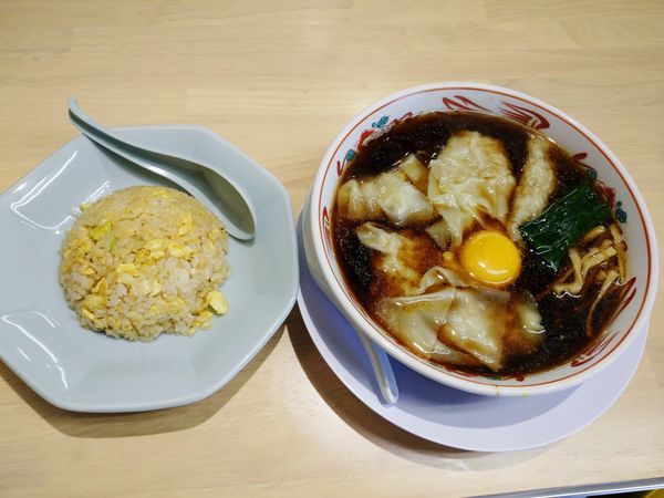 「月見ワンタンメン（煮干ブラック）＋半チャーハン（計990円）」@月見ワンタンメン専門店 三日月 大森北口店の写真