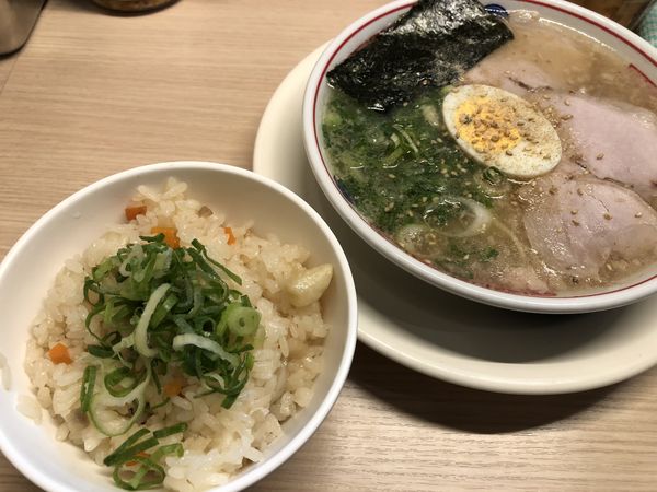 「淡口豚骨ラーメン＋かしわ飯」@空ノ色 王子店の写真