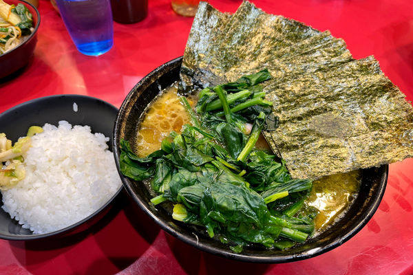 「チャーシューメン850円+のり+生ほうれん草+ライス」@家系総本山 ラーメン吉村家の写真