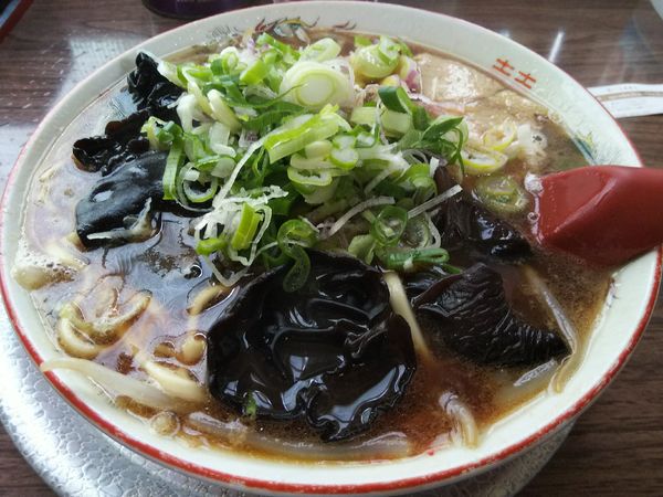 「らーめん　＋とっぴんぐ一品：木くらげ　※㋚で５００円」@丸一らあめんの写真