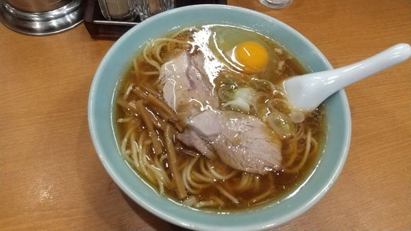 「中華そば800円、生卵50円、背脂」@共楽の写真