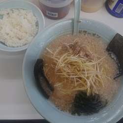 ネギラーメン800円、ライス小100円