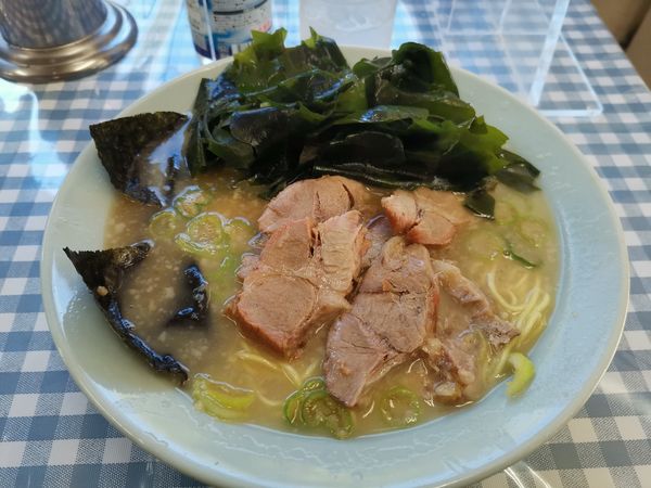 「チャーシューメン 850円　ワカメトッピング100円」@ラーメンショップ 津久井店の写真