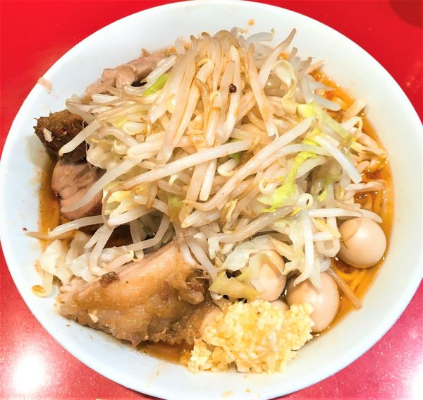「ラーメン半分豚増しSKニンニク少しヤサイ+うずら」@ラーメン二郎 西台駅前店の写真