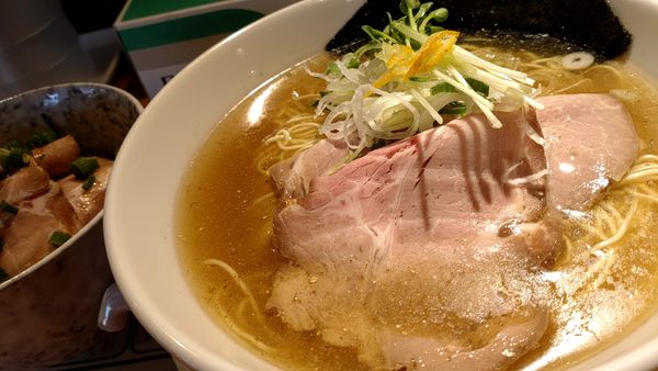 「煮干し中華　（塩）+まかないチャーシューめし」@中華そば専門 めんやいただきの写真