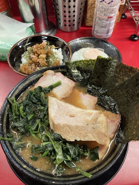 「チャーシューメン＋金麦＋半まぶし＋目玉＋豚トロ＋青菜」@柏 王道家の写真