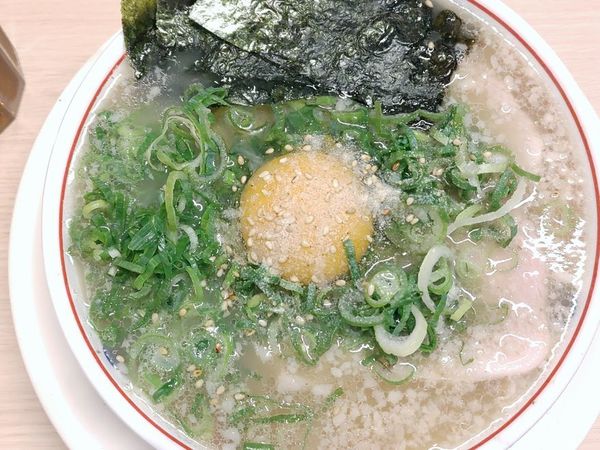 「ネギ淡口豚骨ラーメン＋生卵」@空ノ色 王子店の写真