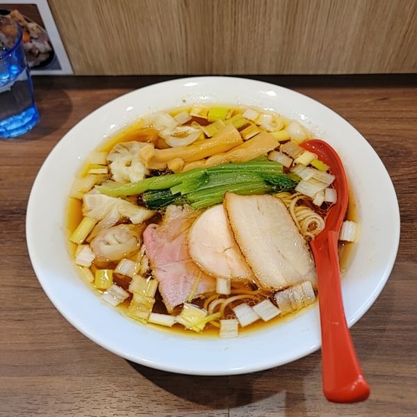 「醤油ラーメン（鶏）ワンタン合盛り」@麺や 谷口の写真