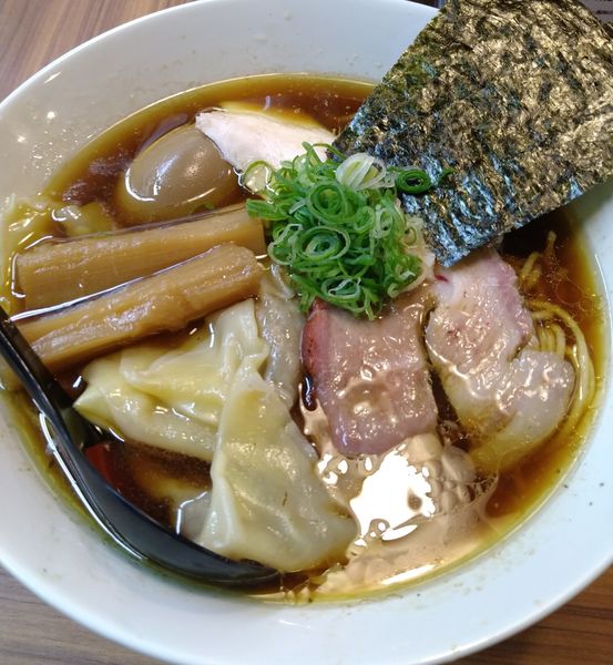 「醤油ワンタン麺（大盛り）」@らぁめん 葉月の写真