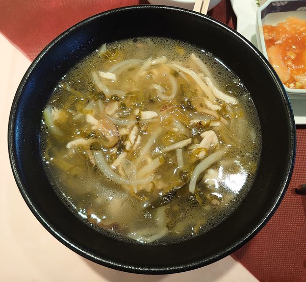 「高菜と細切り肉入りつゆそば(1222円+サービス料)」@中国料理 古稀殿の写真