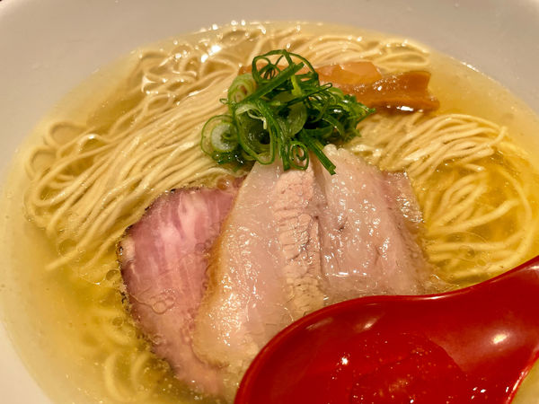 「軍鶏塩ラーメン1000円」@麺屋 翔 西新宿本店の写真