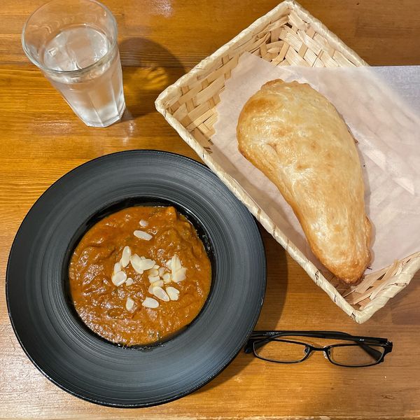 「バターラムカレー＋自家製焼きたてパン」@未来カレー こりすの写真