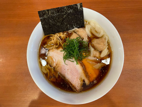 「ワンタンラーメン（大盛）」@自家製手もみ麺 鈴ノ木の写真