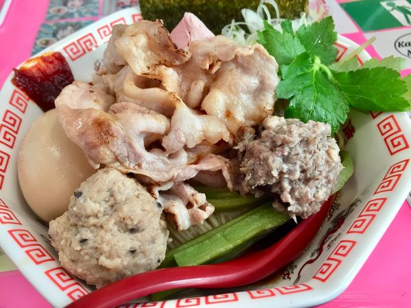 「【限定】凛々しい特製豚バラ×アンチョビまぜソバ」@らーめん凛々の写真