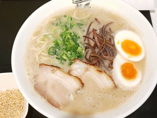 「博多豚骨＋半熟玉子」@博多 新風 日比谷ラーメンアベニュー店の写真