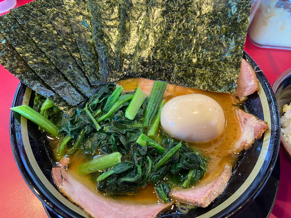 「チャーシューメン　海苔ほうれん草味玉　固め多め」@家系ラーメン たつ家の写真
