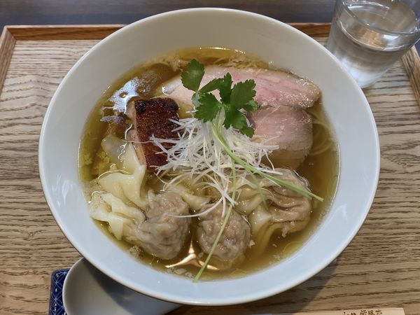 「白醤油わんたん麺」@らぁ麺 紫陽花の写真