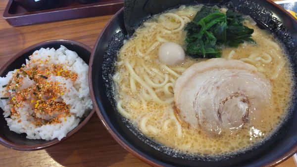 「毎月11日ラーメン醤油、麺やわらかめ550円」@横浜家系ラーメン 横浜道 野田蕃昌店の写真